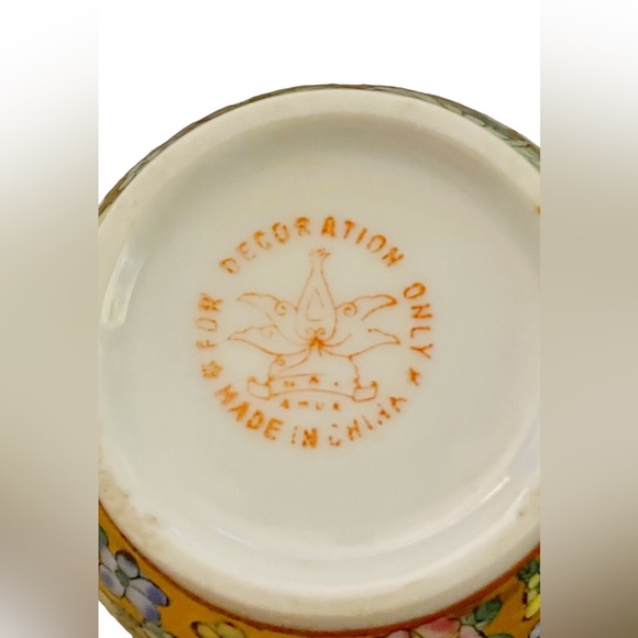 Vintage Chinese Porcelain Covered Tea Cup - Picture 7 of 10